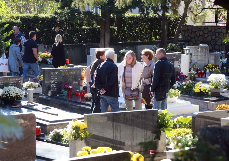 Na blagdan Svih svetih Riječani na grobove najmilijih donose cvijeće