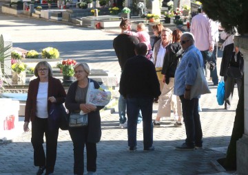 Na blagdan Svih svetih Riječani na grobove najmilijih donose cvijeće