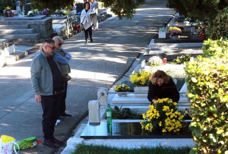 Na blagdan Svih svetih Riječani na grobove najmilijih donose cvijeće