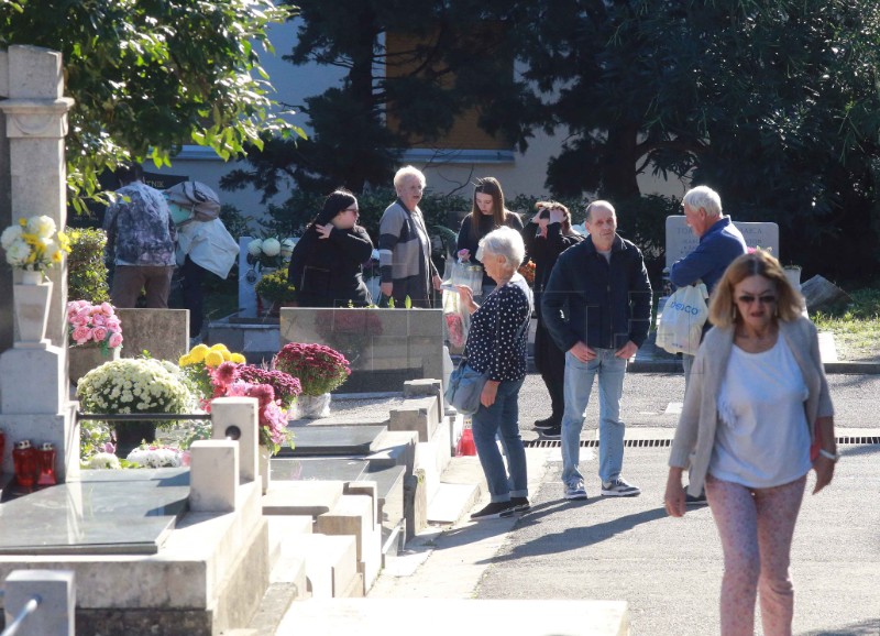 Na blagdan Svih svetih Riječani na grobove najmilijih donose cvijeće