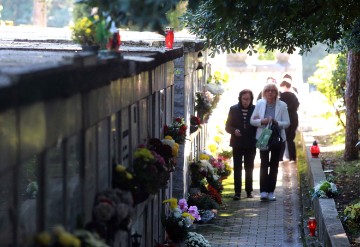 Na blagdan Svih svetih Riječani na grobove najmilijih donose cvijeće