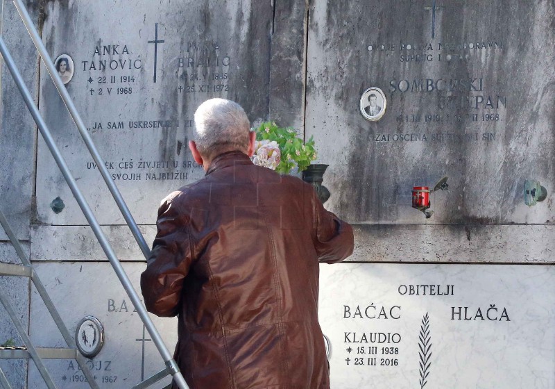 Na blagdan Svih svetih Riječani na grobove najmilijih donose cvijeće