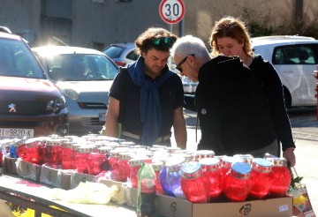 Na blagdan Svih svetih Riječani na grobove najmilijih donose cvijeće