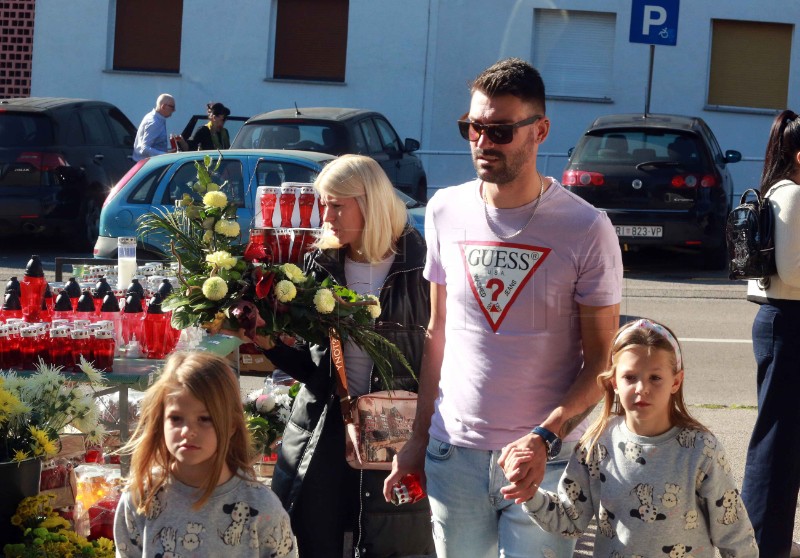 Na blagdan Svih svetih Riječani na grobove najmilijih donose cvijeće