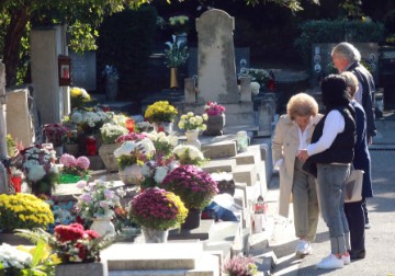 Na blagdan Svih svetih Riječani na grobove najmilijih donose cvijeće