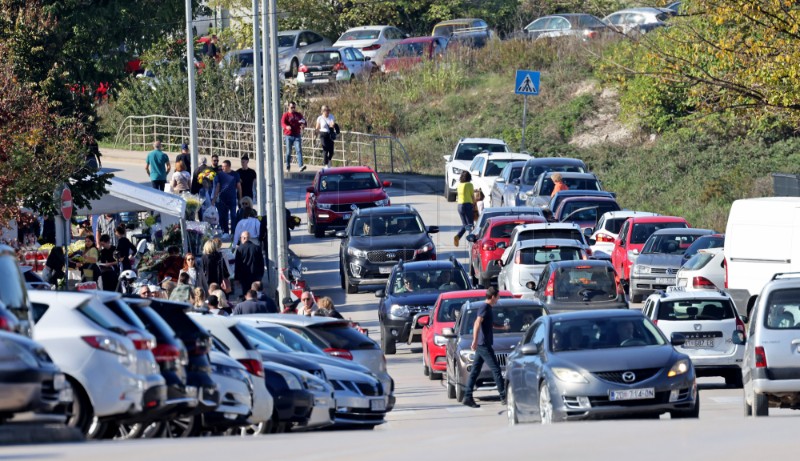 Zadar: Građani obišli groblja povodom blagdana Svih Svetih i Dušnog dana 