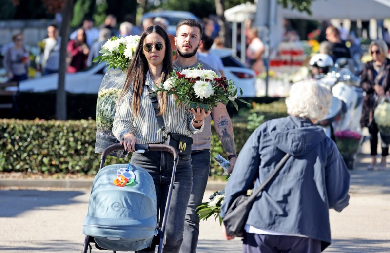 Zadar: Građani obišli groblja povodom blagdana Svih Svetih i Dušnog dana 