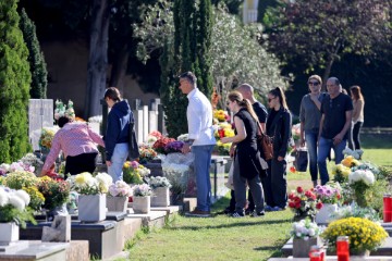 Zadar: Građani obišli groblja povodom blagdana Svih Svetih i Dušnog dana 