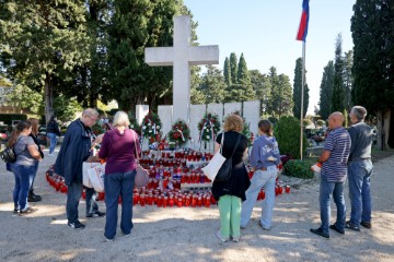 Zadar: Građani obišli groblja povodom blagdana Svih Svetih i Dušnog dana 