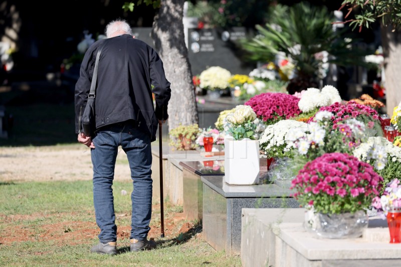 Zadar: Građani obišli groblja povodom blagdana Svih Svetih i Dušnog dana 