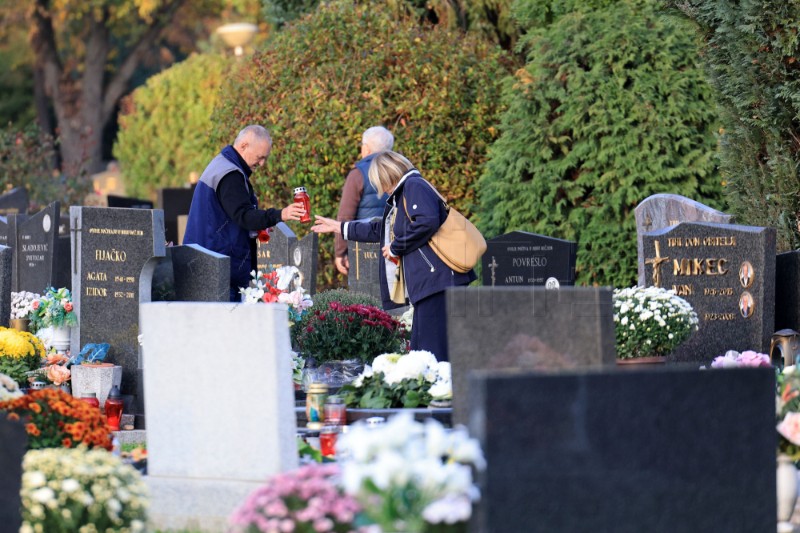 Osječani obilježavaju blagdan Svih svetih