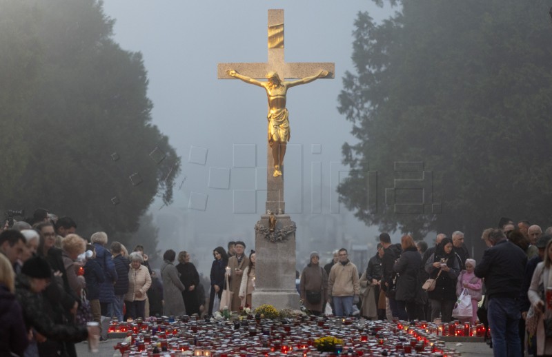 Na blagdan Svih svetih Zagrepčani na grobove najmilijih pale svijeće