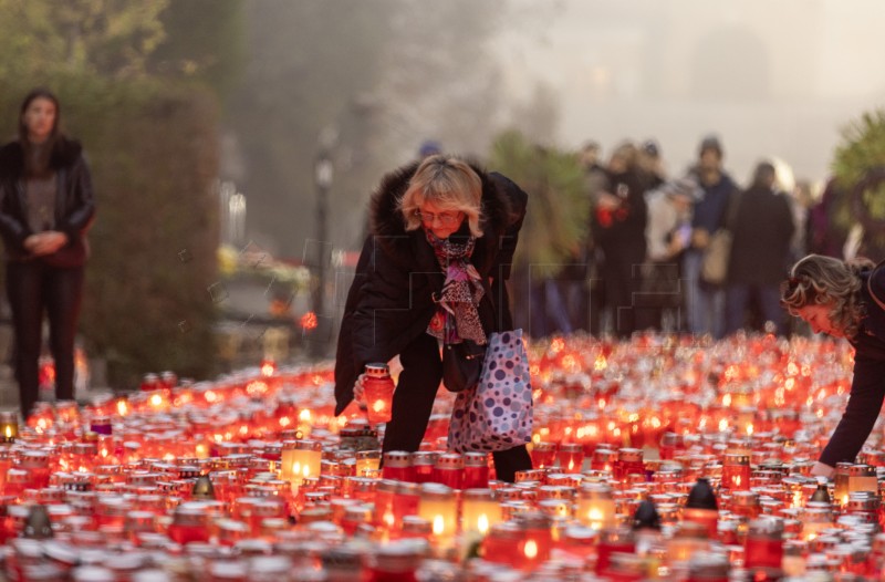 Na blagdan Svih svetih Zagrepčani na grobove najmilijih pale svijeće