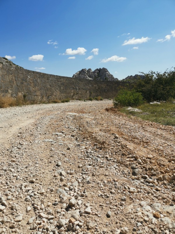 Velebit: Kulisa za koncerte i relije ili oaza mira i tišine?