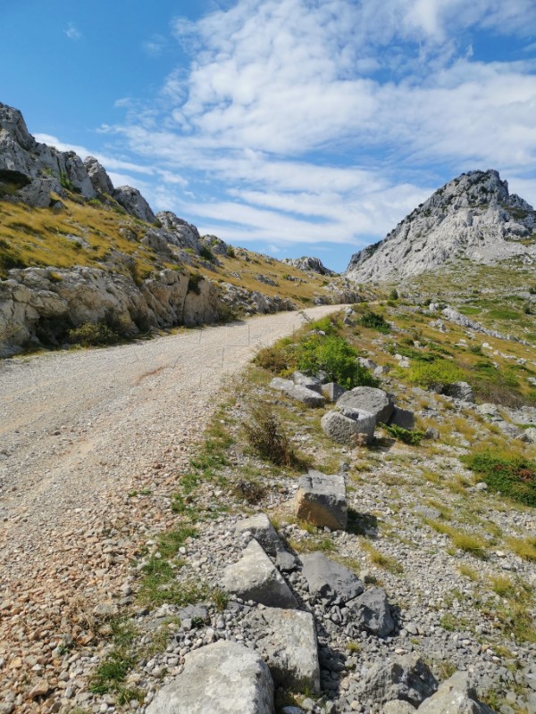 Velebit: Kulisa za koncerte i relije ili oaza mira i tišine?