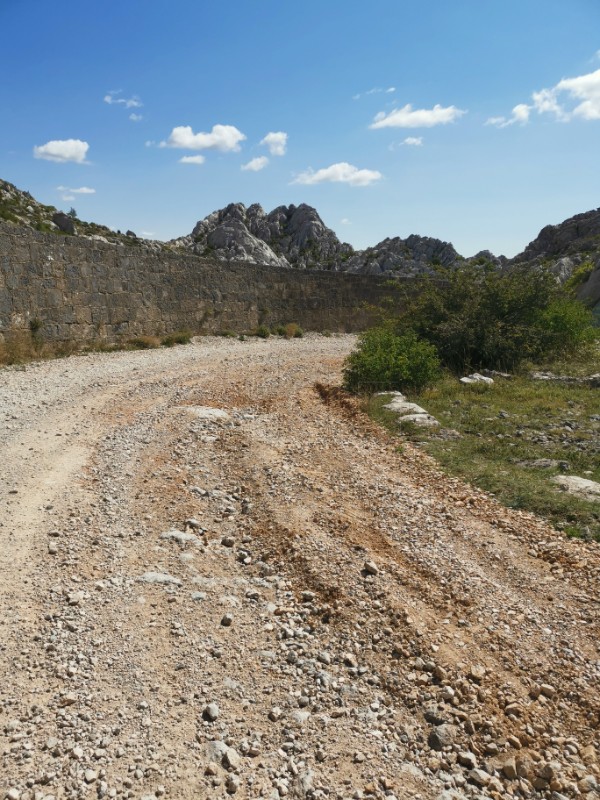 Velebit: Kulisa za koncerte i relije ili oaza mira i tišine?