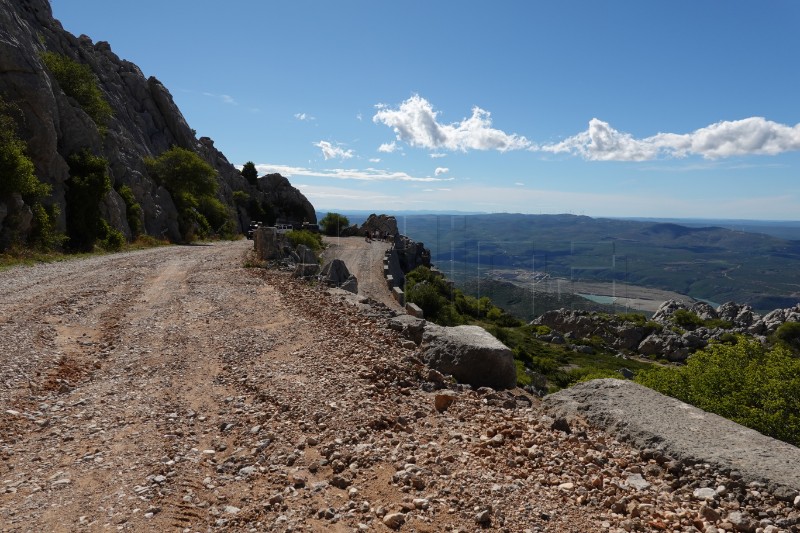 Velebit: Kulisa za koncerte i relije ili oaza mira i tišine?