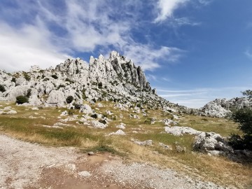 Velebit: Kulisa za koncerte i relije ili oaza mira i tišine?