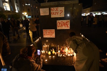 Građani pale svijeće u centru Novog Sada u znak sjećanja na poginule