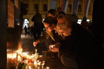 Građani pale svijeće u centru Novog Sada u znak sjećanja na poginule