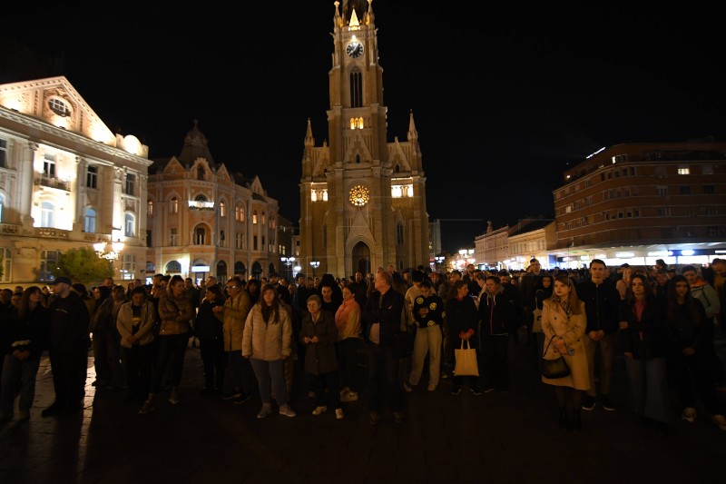 Građani pale svijeće u centru Novog Sada u znak sjećanja na poginule