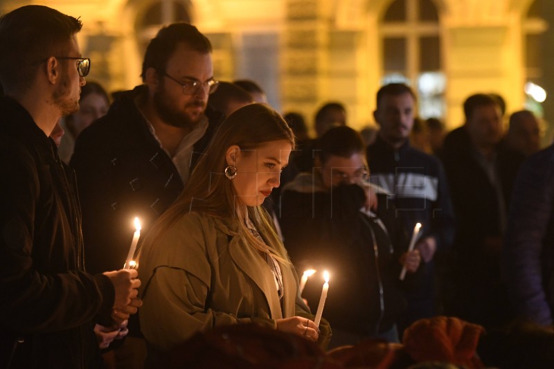 Građani pale svijeće u centru Novog Sada u znak sjećanja na poginule