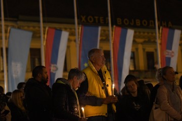 Građani pale svijeće u centru Novog Sada u znak sjećanja na poginule