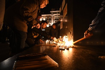 Građani pale svijeće u centru Novog Sada u znak sjećanja na poginule