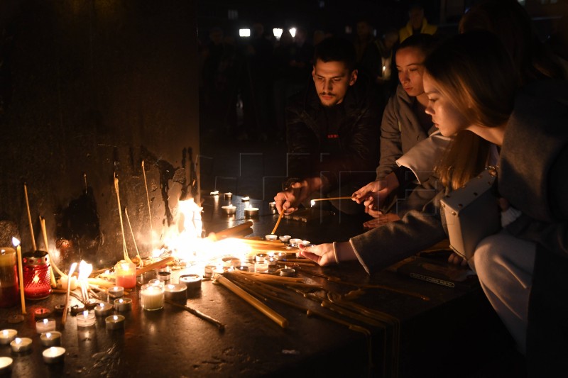 Građani pale svijeće u centru Novog Sada u znak sjećanja na poginule