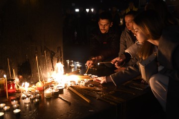 Građani pale svijeće u centru Novog Sada u znak sjećanja na poginule