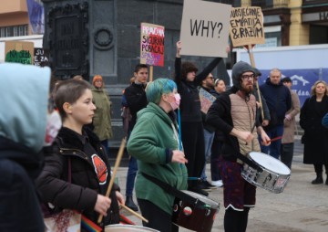 Prosvjedni skup protiv molitelja koji kleče