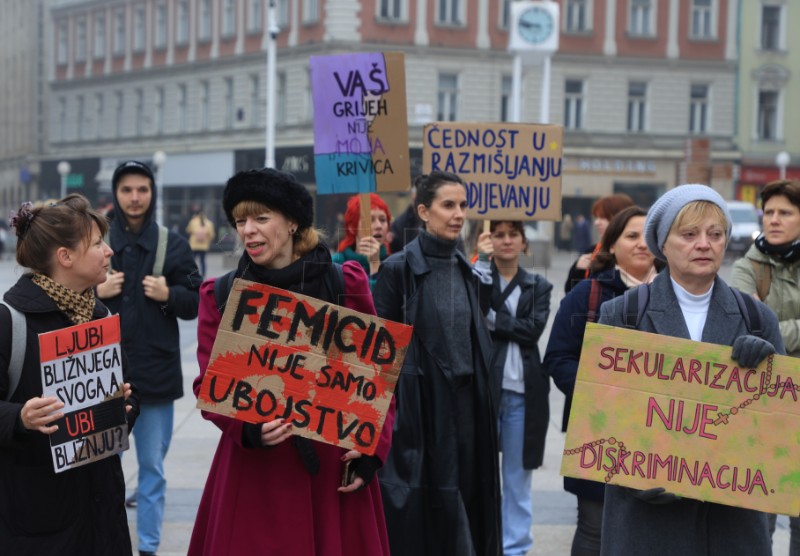 Prosvjedni skup protiv molitelja koji kleče