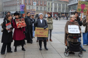 Prosvjedni skup protiv molitelja koji kleče