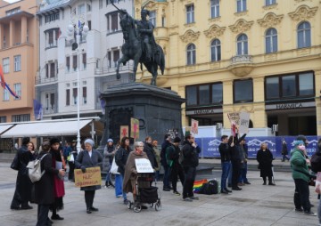 Prosvjedni skup protiv molitelja koji kleče