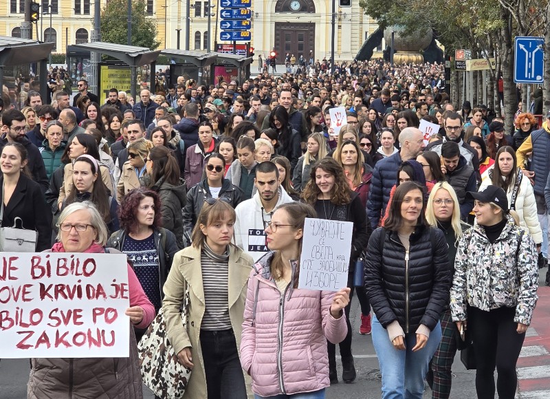 Prosvjed zbog tragedije u Novom Sadu uz poruke vlastima "ruke su vam krvave"