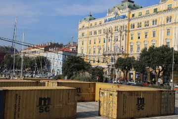 Rijeka: Na Adamićemom gatu niklo kontejnersko naselje