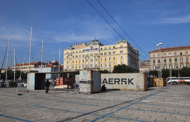 Rijeka: Na Adamićemom gatu niklo kontejnersko naselje