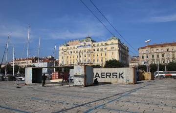 Rijeka: Na Adamićemom gatu niklo kontejnersko naselje