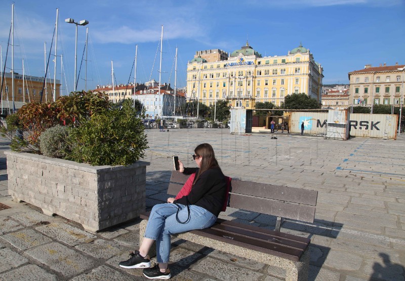 Rijeka: Na Adamićemom gatu niklo kontejnersko naselje