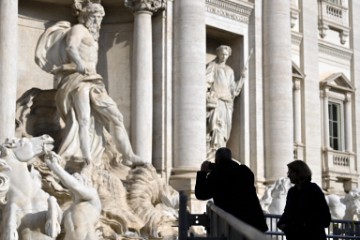 ITALY TREVI FOUNTAIN