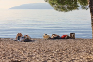 Makarska plaža prvog vikenda u studenom