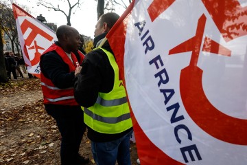 FRANCE PILOTS PROTEST