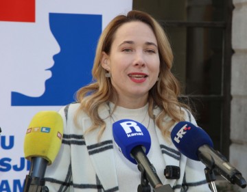 Rijeka: Marija Selak Raspudić održala konferenciju za medije