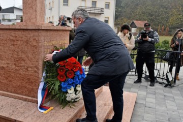 Vukovar: Pupovac položio vijenac u dvorištu pravoslavne crkve