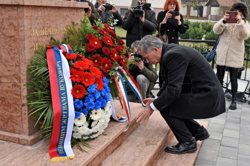 Vukovar: Pupovac položio vijenac u dvorištu pravoslavne crkve