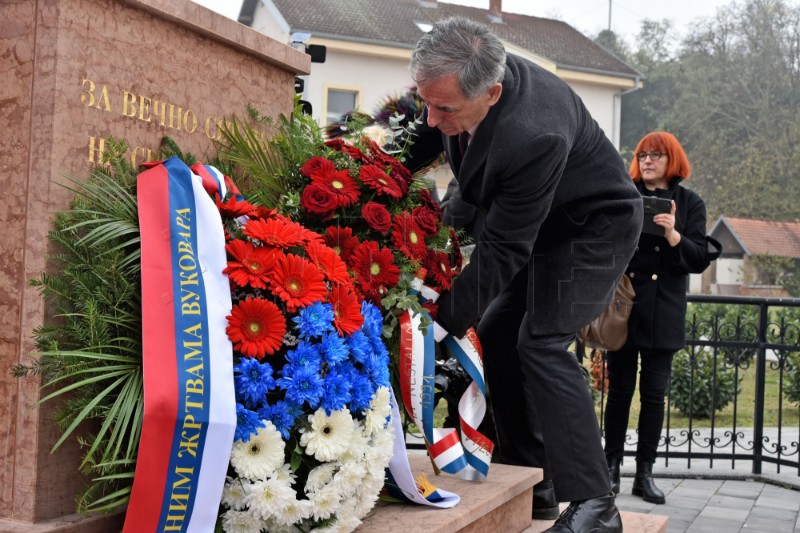 Vukovar: Pupovac položio vijenac u dvorištu pravoslavne crkve