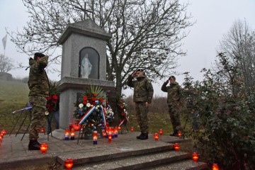 Polaganje vijenaca, paljenje svijeća i molitva kod zavjetne kapelice "Put spasa"