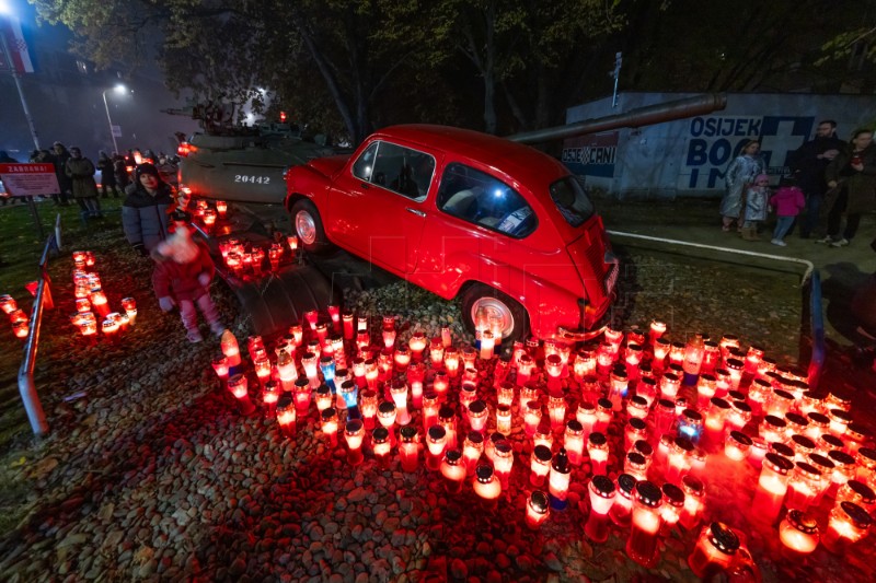 Osijek: Paljenje lampaša uz Ulicu grada Vukovara 