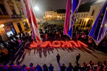 Ispred Gradske vijećnice Grada Varaždina paljenjem lampiona ispisano ime grada heroja