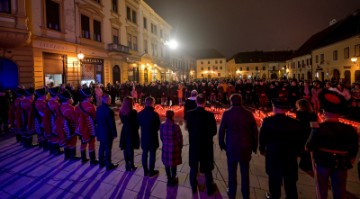 Ispred Gradske vijećnice Grada Varaždina paljenjem lampiona ispisano ime grada heroja